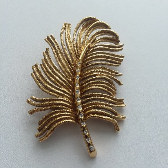 VTG. SIGNED MONET BROOCH 10K GOLD PLATED - Picture 1 of 3
